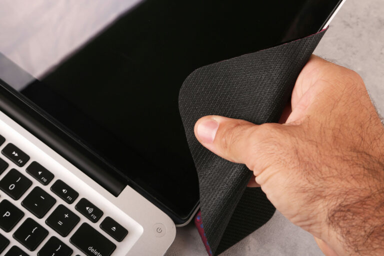 Mehr über den Artikel erfahren So reinigst du deinen Laptop richtig – ohne Schäden