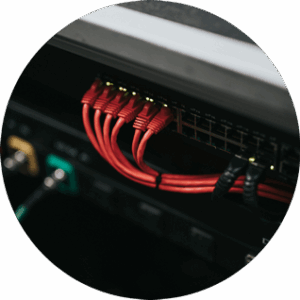 Ein Netzwerk-Switch mit ein paar belegten Ports.