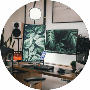 Ein modernes Setup Mit modernen Lautsprechern aus Holz, einem Monitor der hochkant ausgerichtet ist, ein weiterer Monitor der quer ausgerichtet ist. Davor sind ein Tablet und Smartphone, sowie Tastatur, Maus und ein Streamdeck zu sehen.